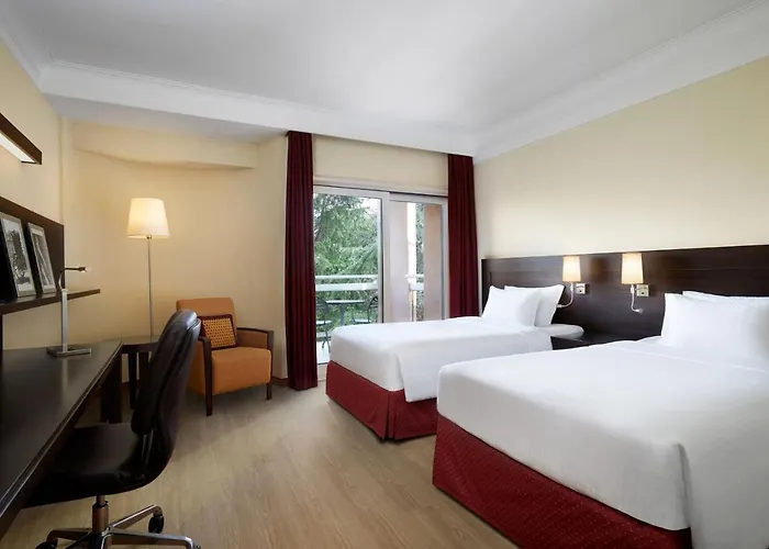 Courtyard By Marriott Park Hotel
