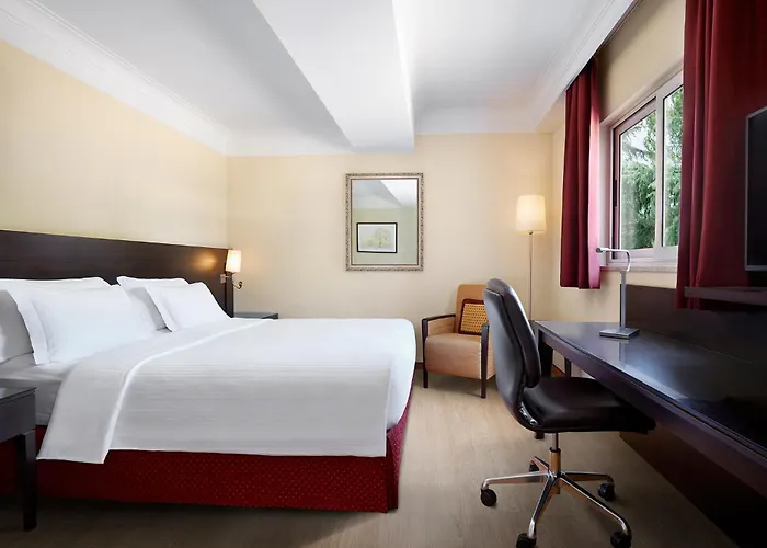Courtyard By Marriott Park Hotel