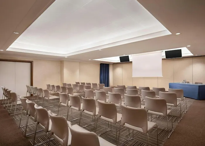 Courtyard By Marriott Park Hotel