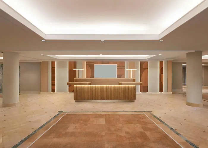 Courtyard By Marriott Park Hotel