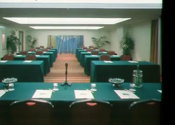 Courtyard By Marriott Park Hotel
